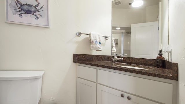 full bath with visible vents, toilet, an enclosed shower, and vanity