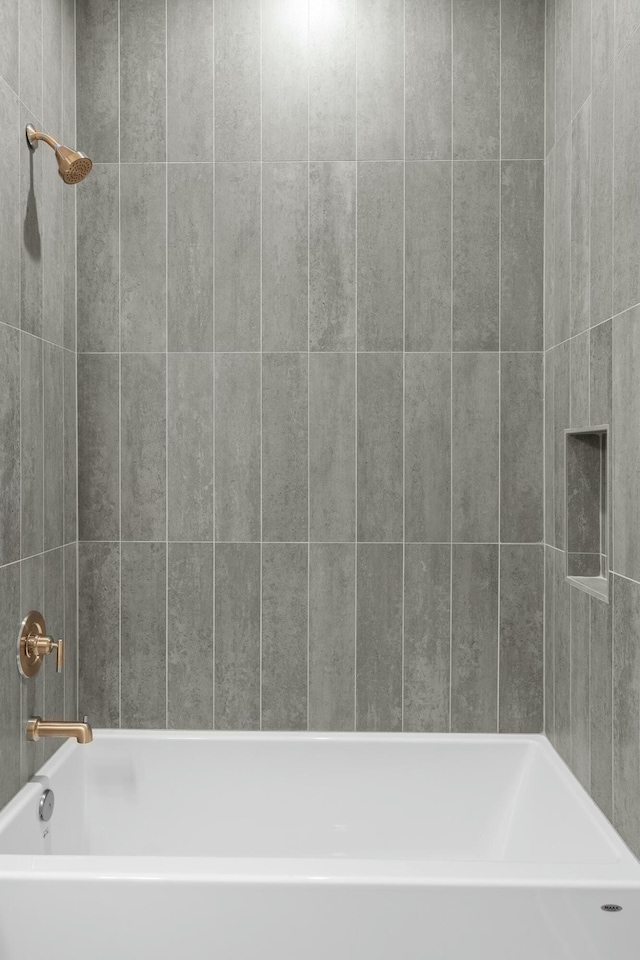 bathroom with tiled shower / bath combo