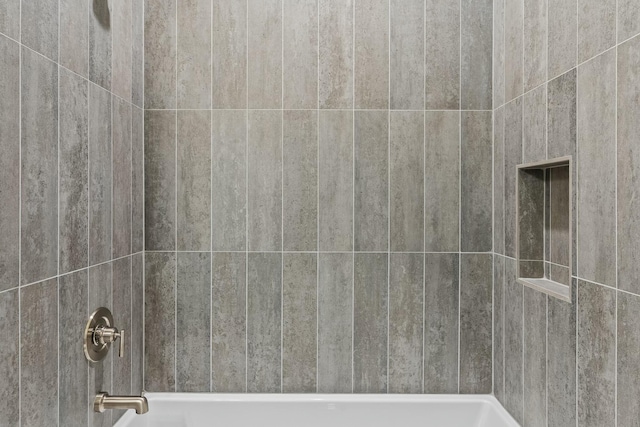 room details featuring tiled shower / bath combo