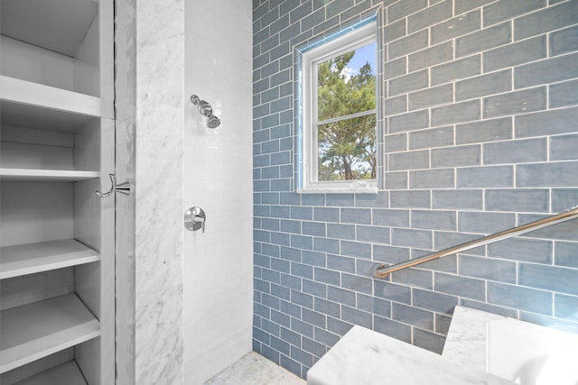 bathroom featuring a tile shower