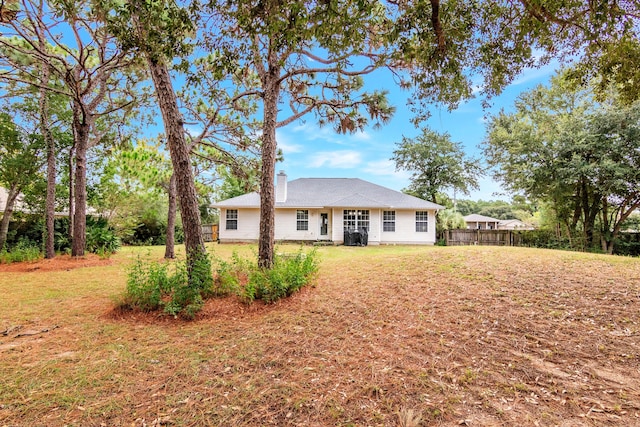 view of front of property featuring a front lawn