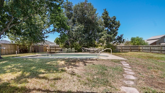 view of yard with a fenced in pool