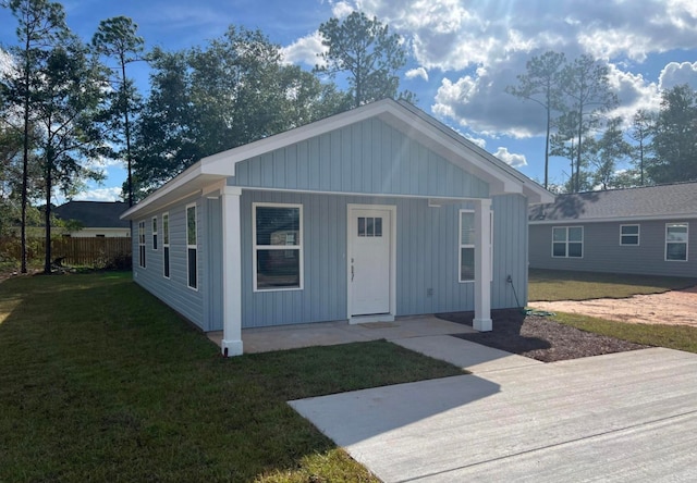 view of front of property with a front lawn