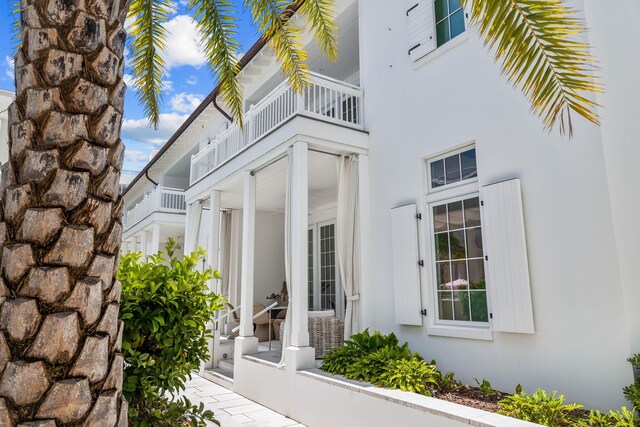 property entrance featuring a balcony