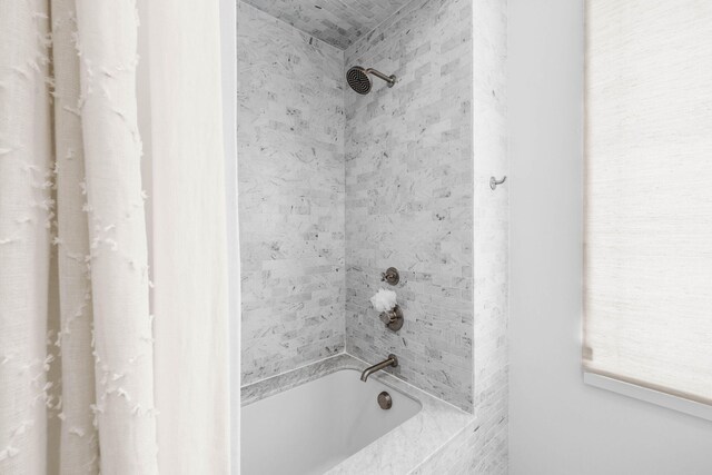 bathroom featuring tiled shower / bath combo