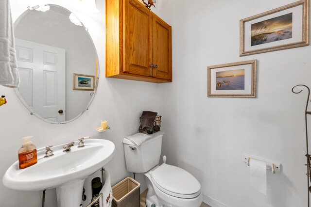 bathroom featuring toilet and sink