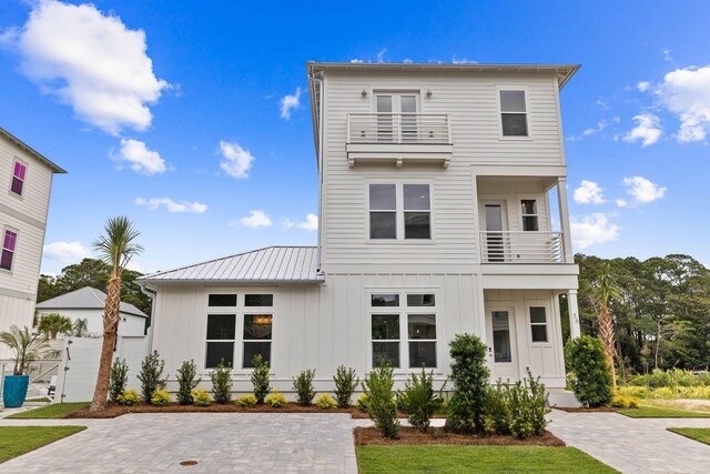 view of front of property featuring a balcony