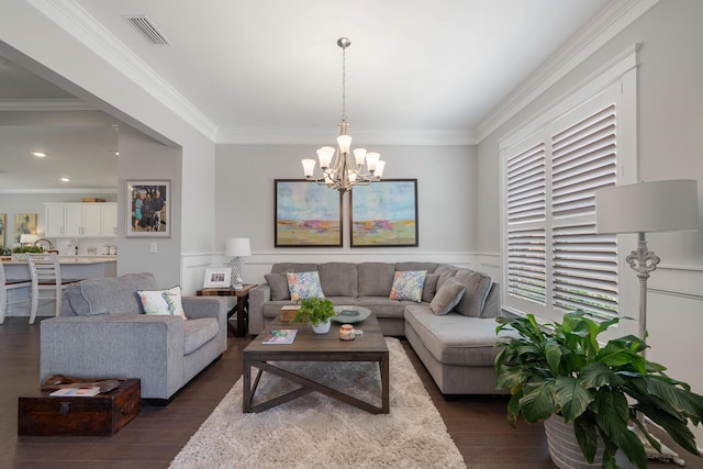 living room featuring crown molding, dark wood-style floors, visible vents, and a chandelier