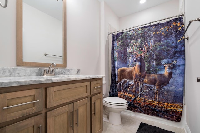 full bath featuring tile patterned flooring, toilet, vanity, and a shower with curtain