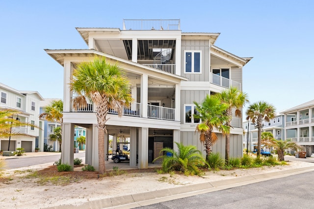 view of front facade featuring a balcony