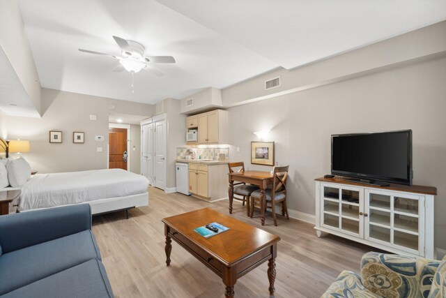 bedroom featuring light hardwood / wood-style floors and ceiling fan