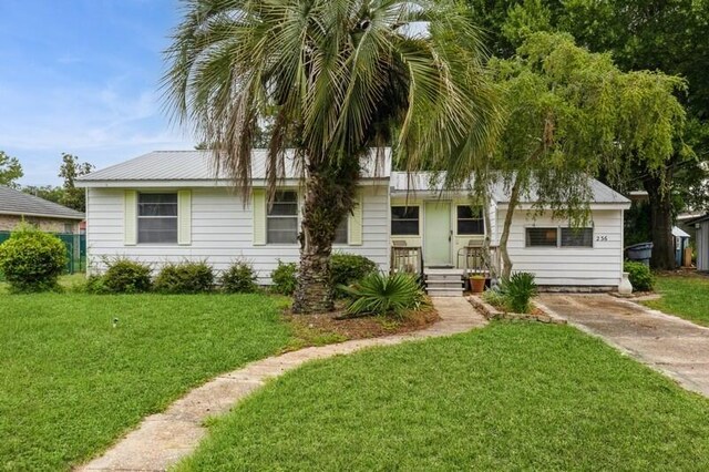 view of front facade with a front yard