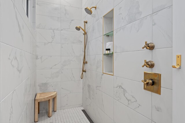 bathroom featuring a tile shower