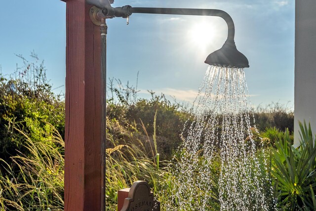 details featuring an inviting chandelier