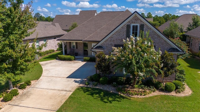 view of front of house featuring a front yard