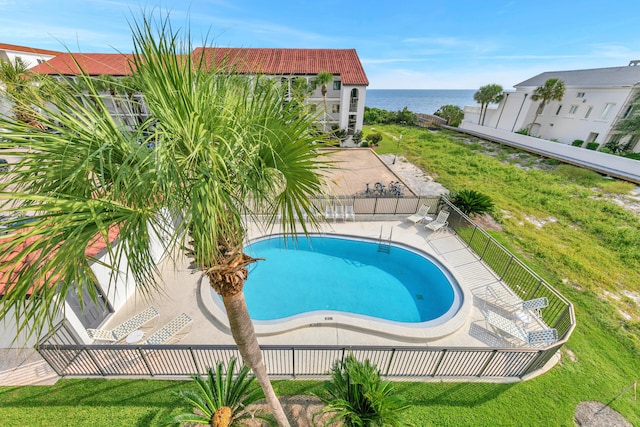 view of pool featuring a water view