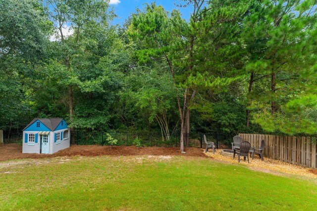 view of yard with a shed