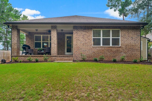 view of front of house with a front lawn and ceiling fan