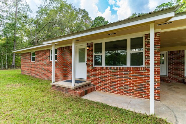 view of front facade with a front yard