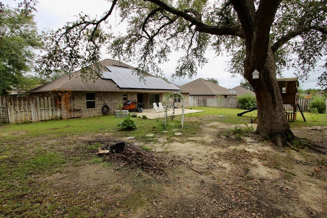 view of yard featuring a patio