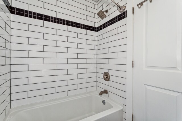 bathroom featuring tiled shower / bath combo