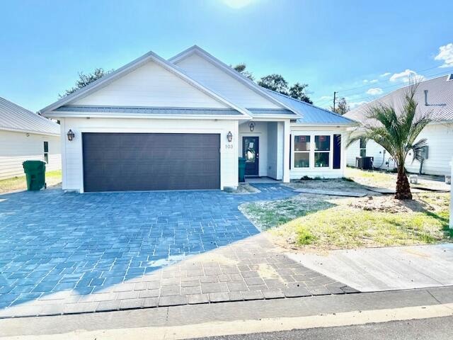 view of front facade featuring a garage