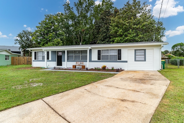 single story home featuring a front lawn