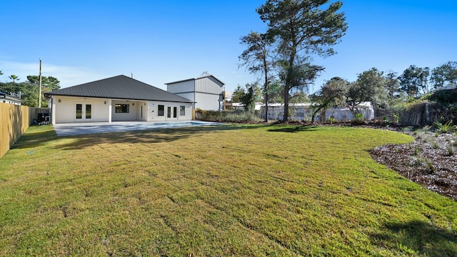 view of yard featuring a patio