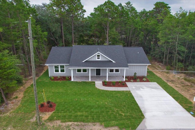 view of front facade featuring a front yard