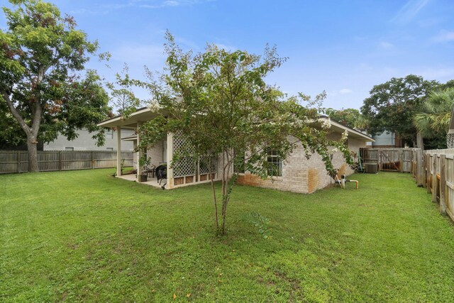 view of yard with a patio