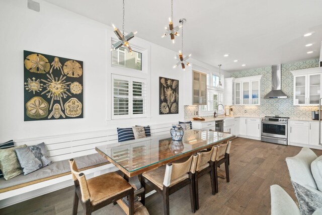 dining room featuring an inviting chandelier, dark hardwood / wood-style flooring, and sink