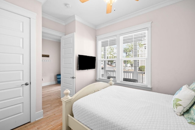 bedroom featuring ornamental molding, light hardwood / wood-style floors, and ceiling fan