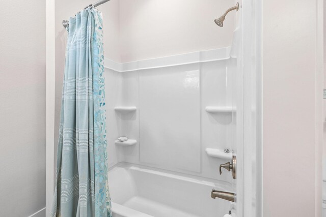 bathroom with shower / bath combo