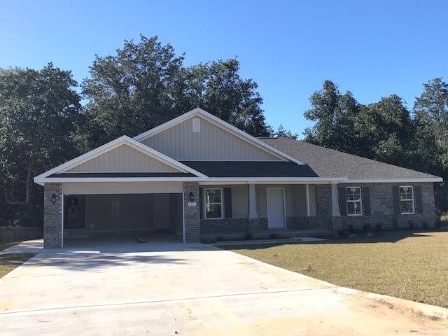 view of front facade featuring a front lawn and a garage