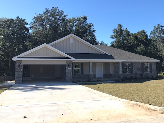 view of front of home featuring a front lawn, covered porch, and a garage