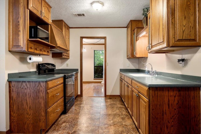 kitchen with crown molding, a textured ceiling, black appliances, dark hardwood / wood-style flooring, and sink