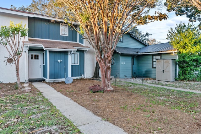 view of front of property