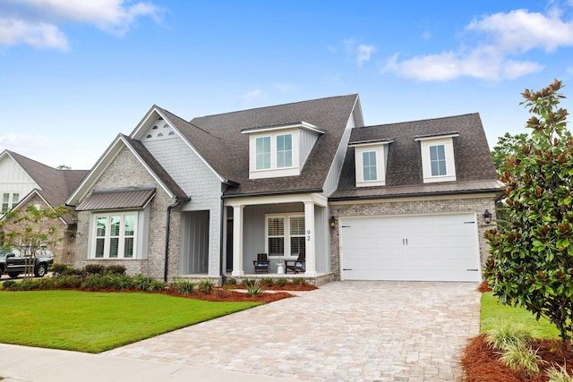 view of front facade featuring a garage and a front yard