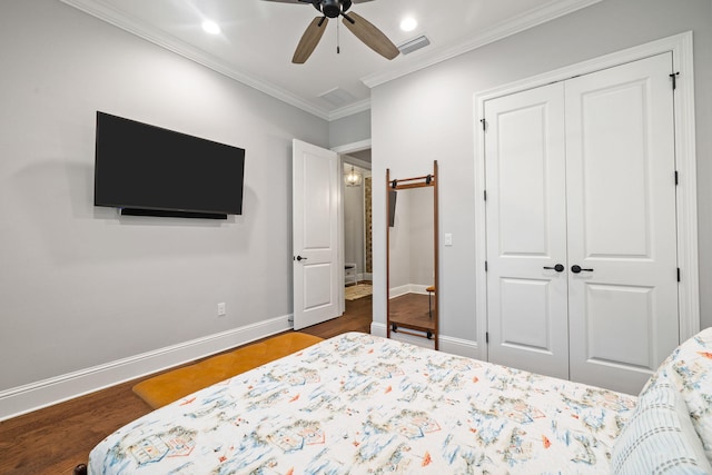 bedroom with ceiling fan, a closet, ornamental molding, and wood-type flooring