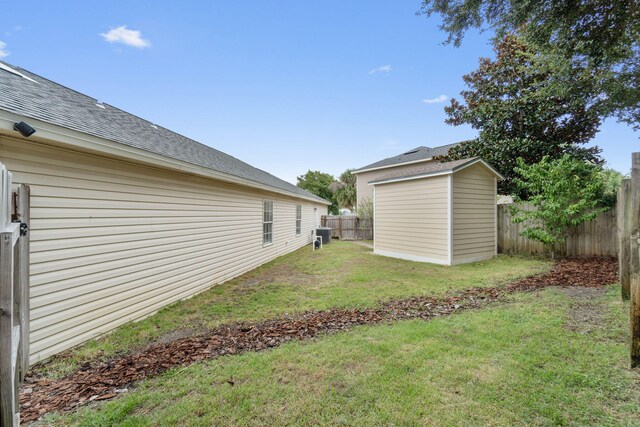 view of yard with a storage shed