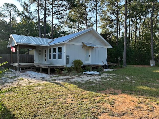 back of house featuring a lawn