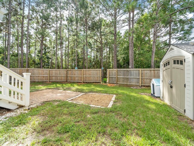 view of yard featuring a shed