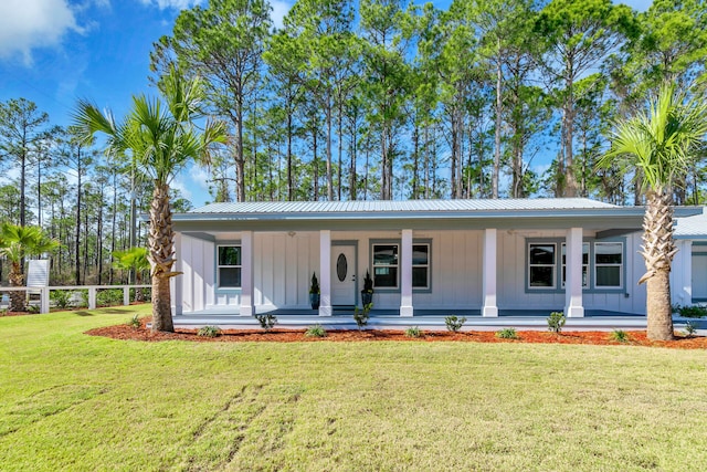 view of front of property featuring a front lawn and covered porch