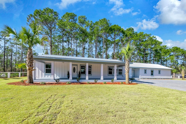 view of front of house with covered porch and a front yard