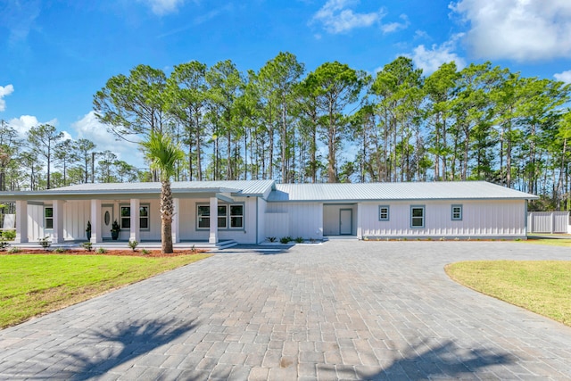 ranch-style home with a porch and a front yard