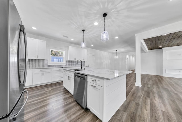 kitchen featuring sink, white cabinetry, appliances with stainless steel finishes, an island with sink, and pendant lighting