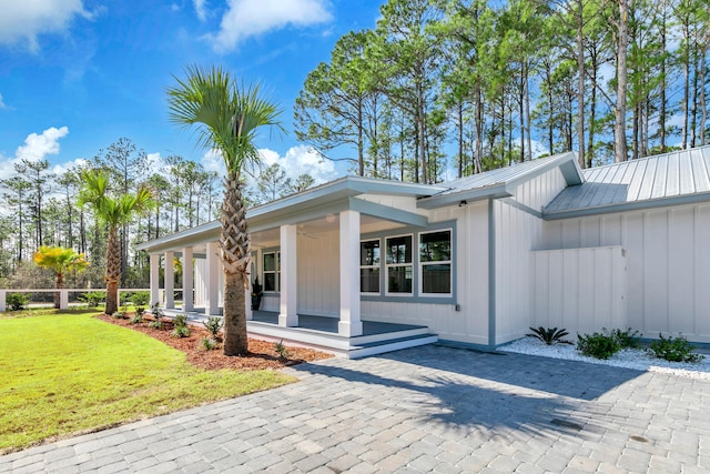 view of front facade featuring a front yard and a porch