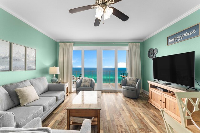 living room featuring light wood-type flooring, crown molding, and ceiling fan