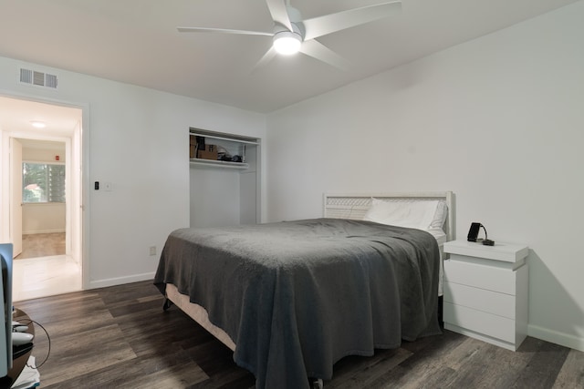 bedroom featuring dark hardwood / wood-style floors, ceiling fan, and a closet