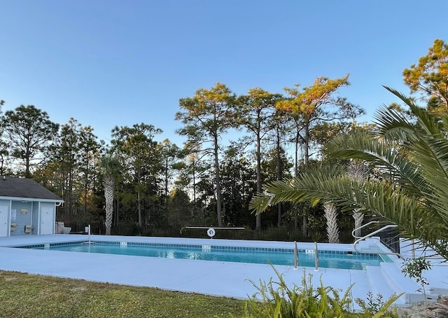 view of swimming pool